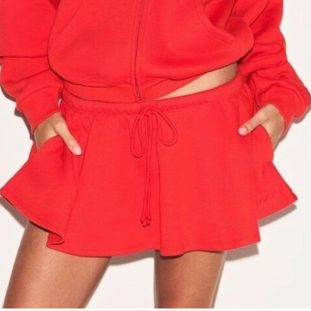 SKIMS Cotton Fleece Mini Skirt – Color: Snowy, Size: M ❤️